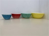 Set of 4 vintage Pyrex mixing bowls