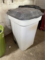 32 Gallon Trash Can On Wheels w Lid Gray