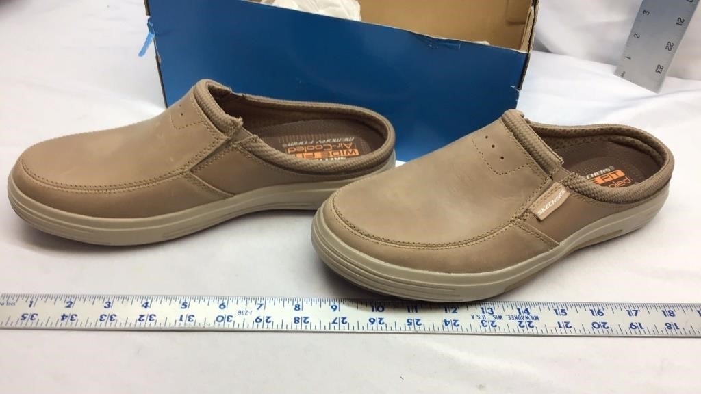 F11) NEW OR LIKE NEW MENS SIZE 9 SKECHERS MULES