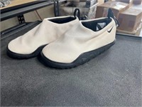 Nike DZ3407–100 size 5 slip on shoe ACG