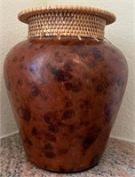 B - VASE W/ RATTAN DETAIL (H5)