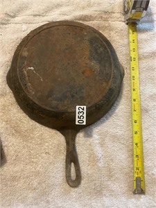 Cast iron skillet with heat ring