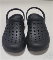 Size 6W Joybees Croc Style Shoes