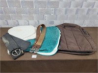 Horse saddle pads and cinches