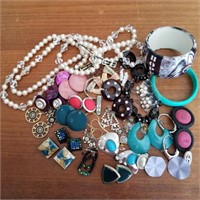 VINTAGE MIXED LOT OF JEWELRY
