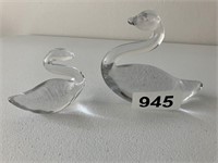 Duncan Miller solid glass swans (2x bid)