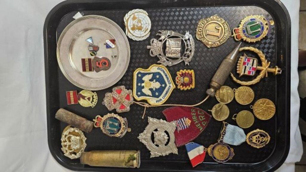 TRAY MISC. MEDALS - PINS - BADGES - CASINGS ETC