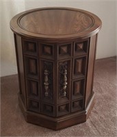 Beautiful Vintage Round End Table