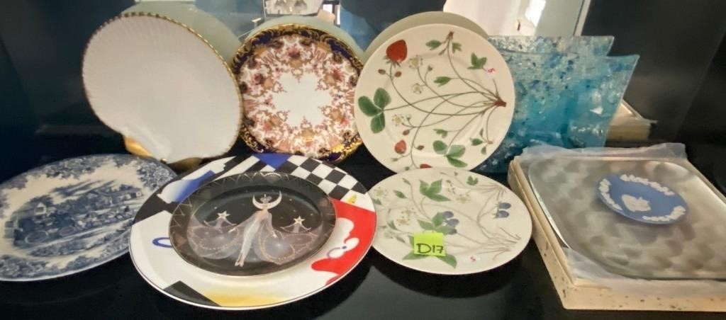T - MIXED LOT OF COLLECTIBLE PLATES (D17)
