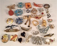 Lot of Brooches, Pins, & Pinbacks