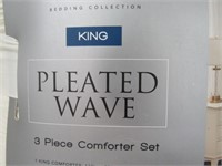 BEDDING: KING COMFORTER SET & 2 HOTEL PILLOWS