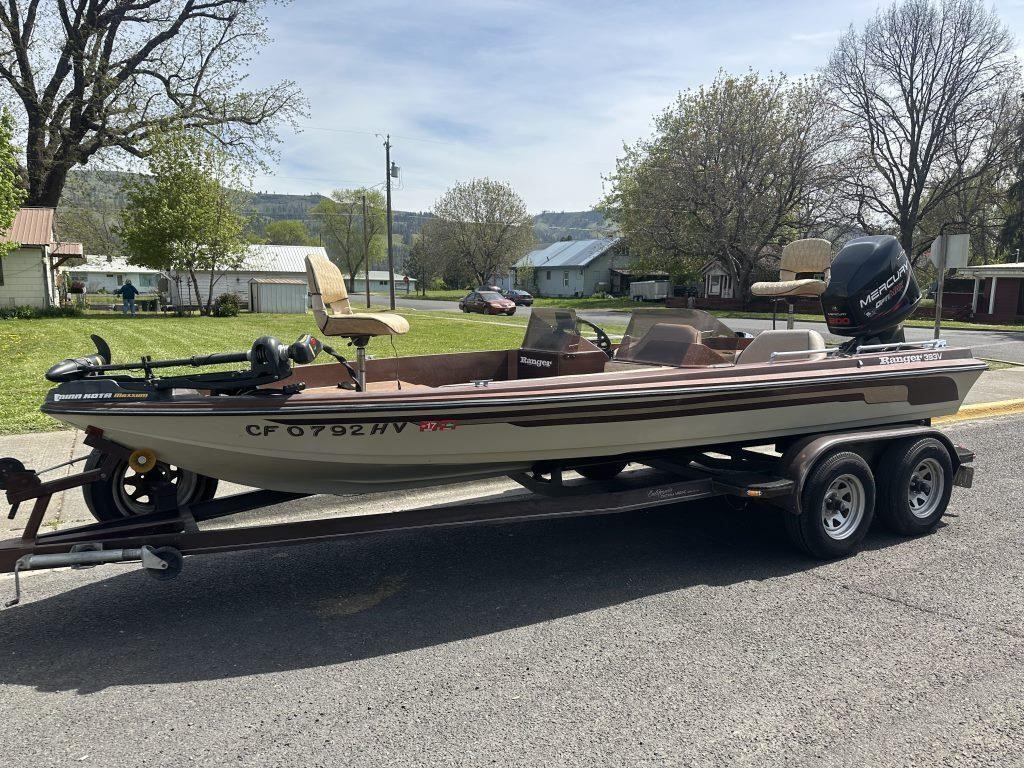 1985 RANGER BASS BOAT