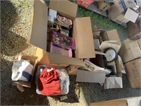 Lot with miscellaneous items: dolls in boxes with