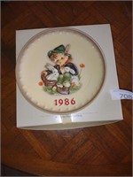 (1) 1986 M.J. Hùmmel Hand Painted Decorative