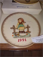 (1) 1991 M.J. Hùmmel Hand Painted Decorative