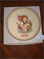 (1) 1985 M.J. Hùmmel Hand Painted Decorative