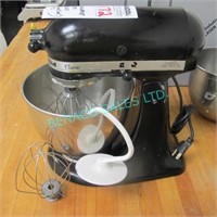 1X, KITCHEN AID CLASSIC MIXER W/ BOWL & ATTMTS