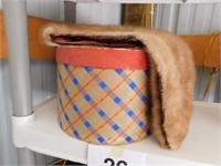 Light brown mink collar - vintage hat box