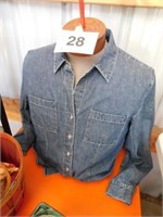 Shirt display with wooden neck with denim large