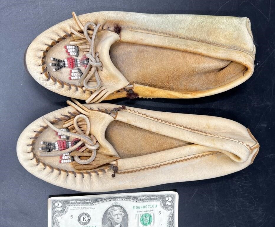 Vntg Women's Beaded Minnetonka Moccasins Sz 7