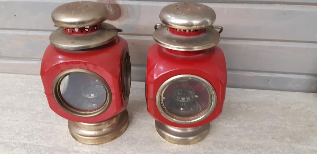 Pair of smalll railroad style oil lantern