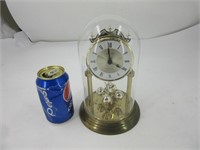 Horloge vintage sous bulle de verre