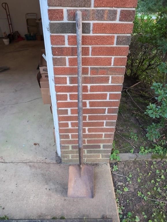 Flat shovel