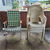 4 STACKABLE PLASTIC CHAIRS & LAWN CHAIR