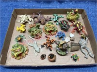 Flat: Vtg Animal figurines (mostly frogs)