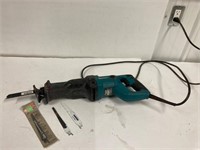 Makita reciprocating saw. Works. Extra blades.