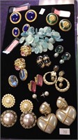 Tray lot of costume jewelry mostly large size