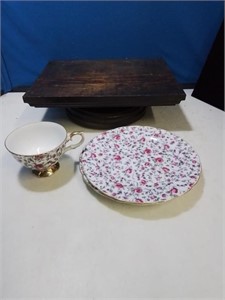 Pair of floral dessert plates and a matching