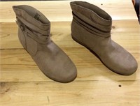 St. Johns Womens Kinley Taupe Boots Sz. 8.5M
