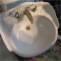 WHITE PORC PED SINK W/BRASS FITTINGS 26"PED 10"
