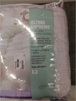Brand new luxury king size comforter still in the