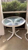 Round patio table