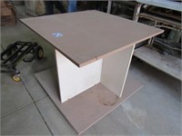 ROLL AROUND DISPLAY TABLE 4'X4'