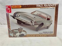 AMT PK-4181 1963 Avanti "Reggie Jackson"Model Kit