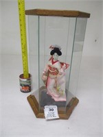 JAPANESE GEISHA COLLECTIBLES DOLL IN GLASS CASE