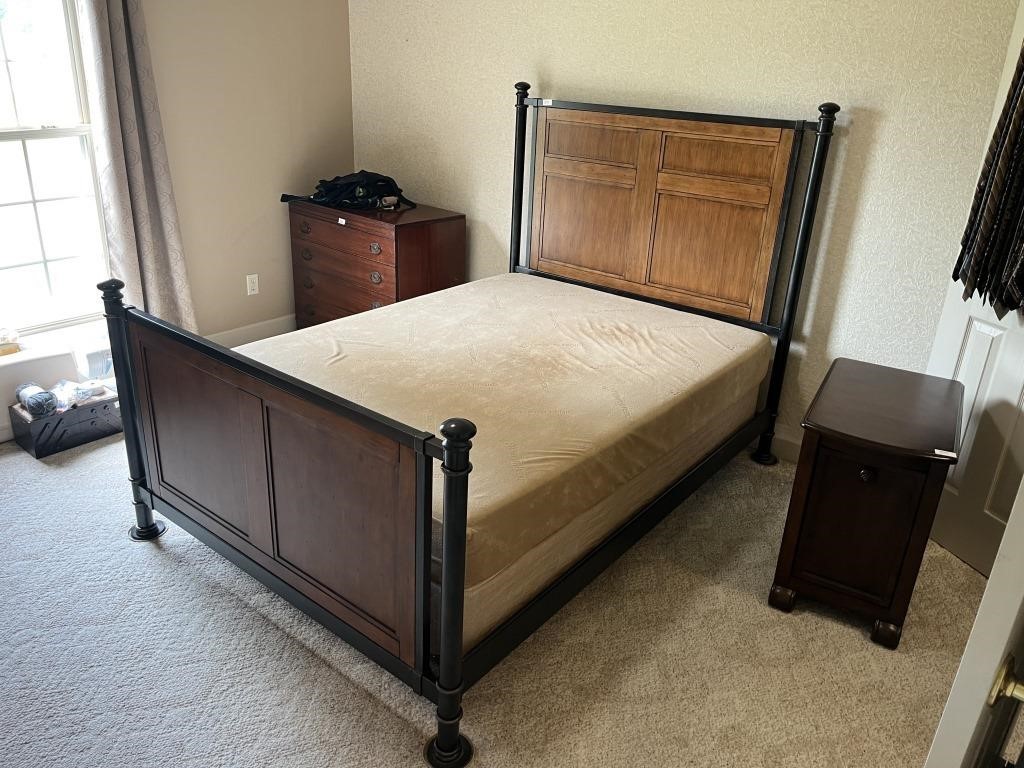 Very Nice FULL Size Complete Bed Set