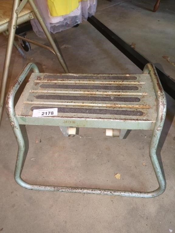 Utility Masker Model 170 Metal Stool