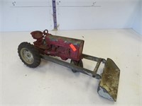 IH 1/16 Loader Tractor