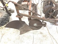 One bottom plow with disc