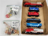 HO SCALE TRAIN ENGINES & CARS W/ ACCESSORIES