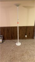1 FLOOR LAMP AND 1 ADJUSTABLE READING LAMP