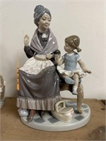 LLADRO PORCELAIN SCULPTURE A VISIT WITH GRANNY