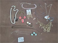 Fashion jewellery necklaces