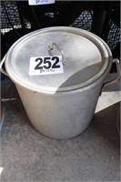 Heavy Aluminum Wearever Stock Pot with Lid (14"