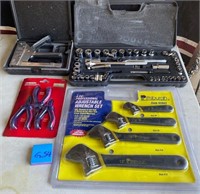 W - MIXED LOT OF HAND TOOLS (G54)