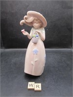 MORENA FIGURINE OF LITTLE GIRL AND FLOWERS